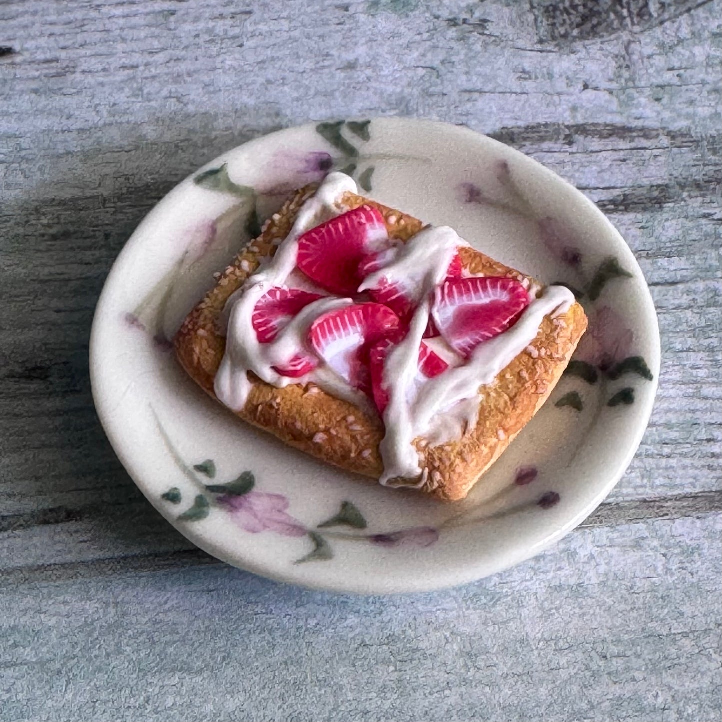 1:6 Scale Strawberry Pastry