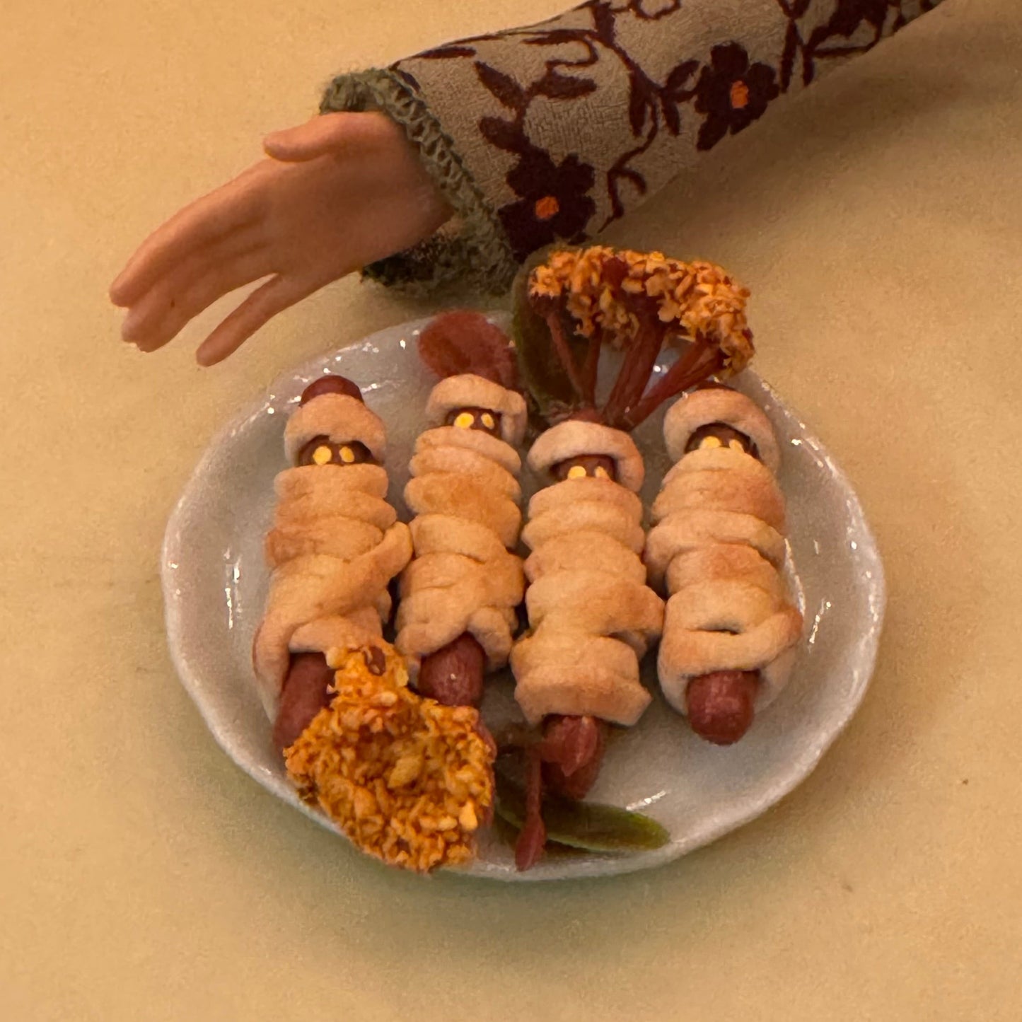 1:6 Scale Mummy Dogs